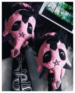 KILLSTAR Dark Lord Plüsch Hausschuhe Rosa -Cosplay-Laden killstar dark lord baphomet pluesch hausschuhe dark lord bubblegum slippers killstar geschenke und wohnaccessoires 50936 3