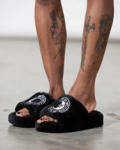 KILLSTAR Starchild Plüsch Pantoffeln -Cosplay-Laden killstar starchild pluesch pantoffeln killstar hausschuhe gothic hausschuhe gothick pantoffeln gothic accessoires und geschenkartikel killstar starchild fur slippers 53517 1